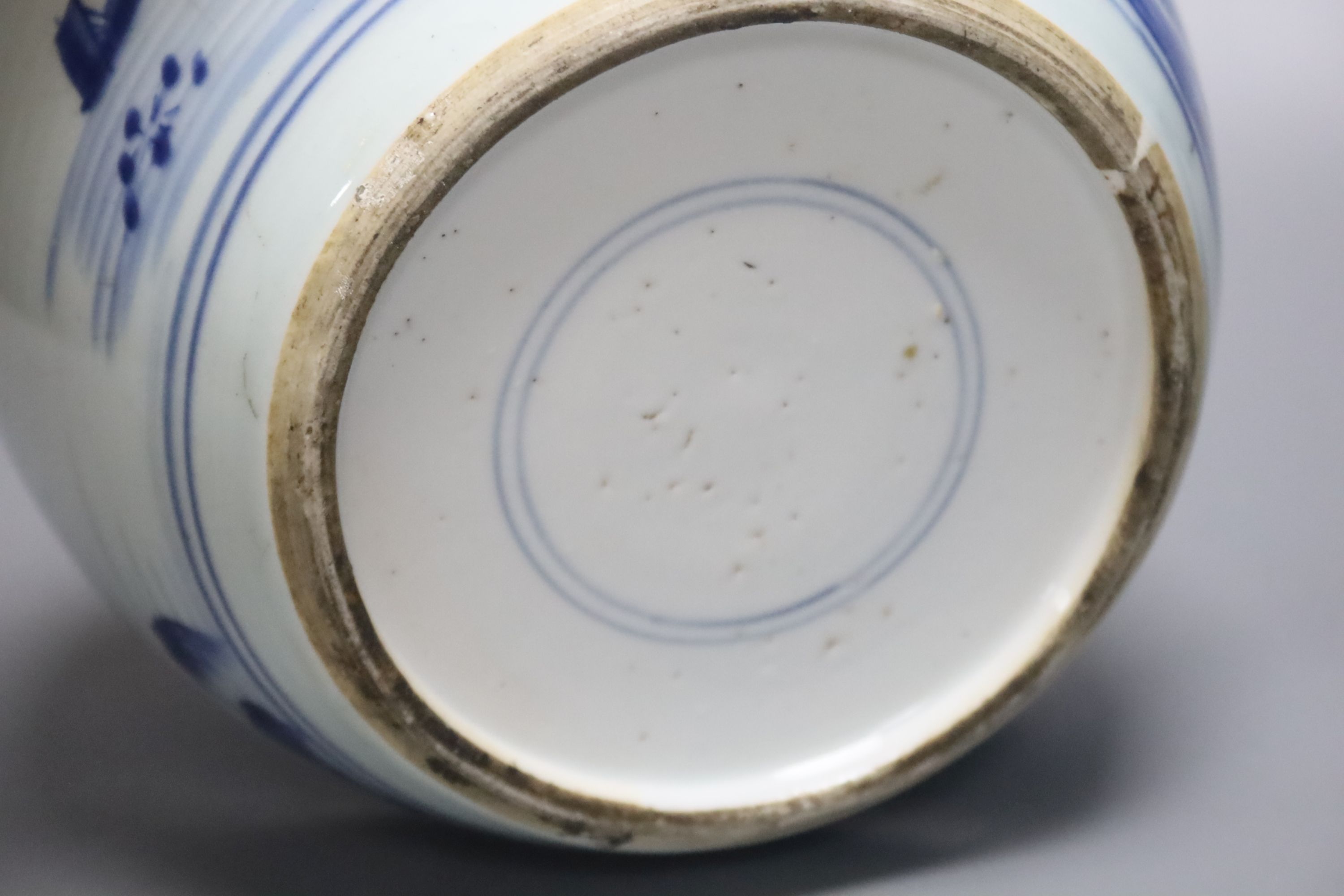 An 18th century Chinese blue and white jar, height 22cm